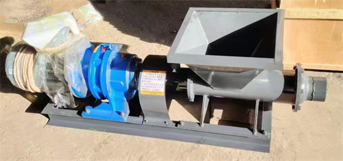 華礦集團(tuán)熱銷產(chǎn)品炮泥機發(fā)往河南